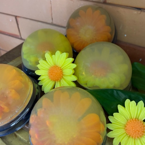Sabonetes artesanais Terra e Flor translúcidos com flores naturais