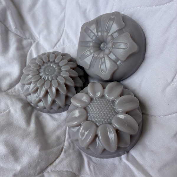 Sabonetes artesanais Terra e Flor esculpidos em formato de flor
