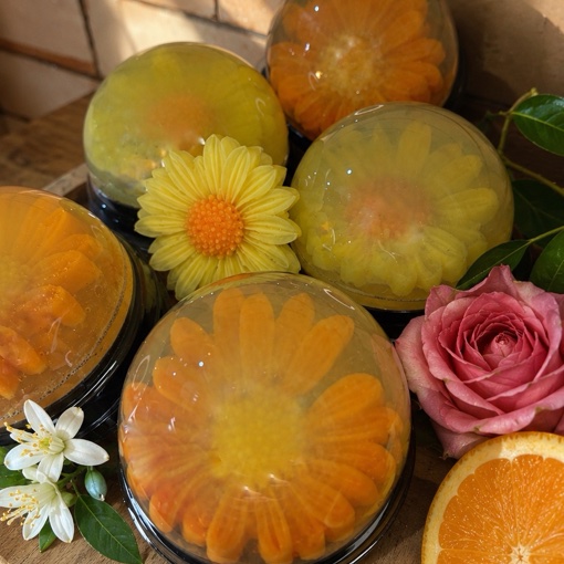Sabonete artesanal Terra e Flor com flor de laranja incrustada, tom alaranjado