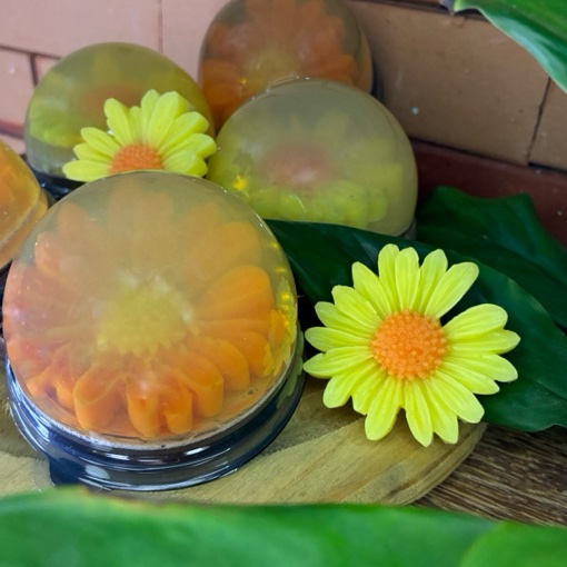 Sabonete artesanal Terra e Flor com flor natural incrustada, tom verde-limão